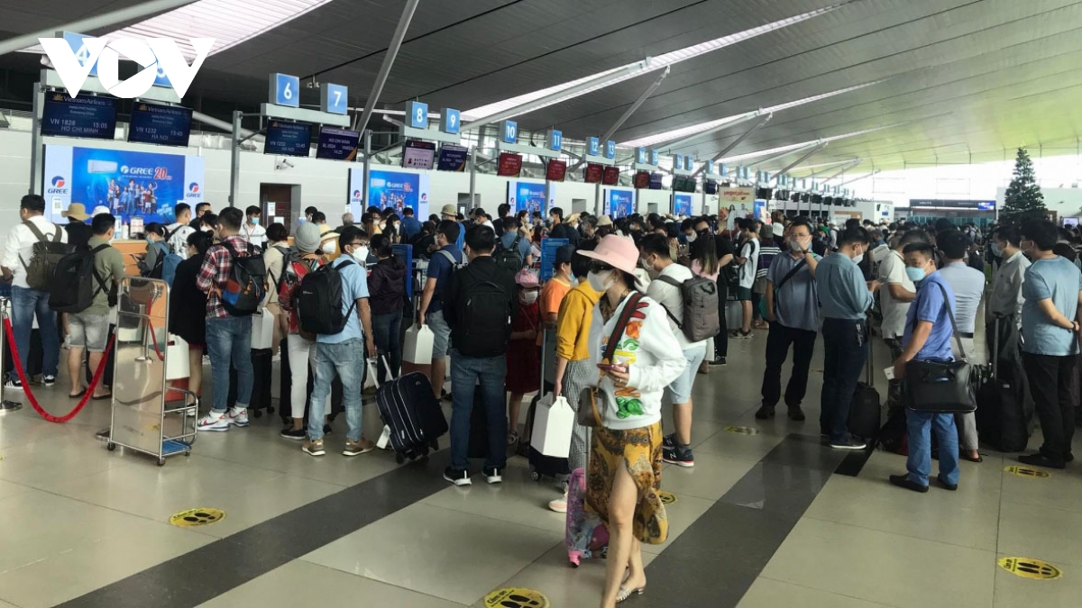 Noi Bai Airport sees record passenger numbers ahead of national holidays